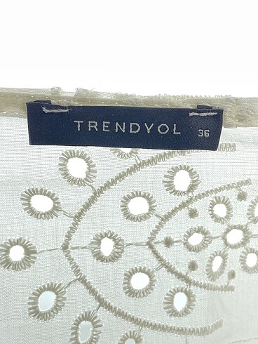 36 Beden beyaz Renk Trendyol & Milla Gömlek %70 İndirimli.
