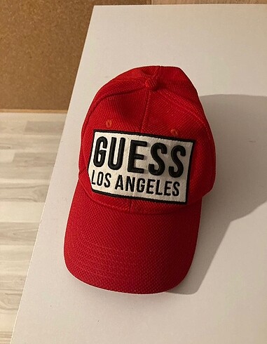 Guess şapka
