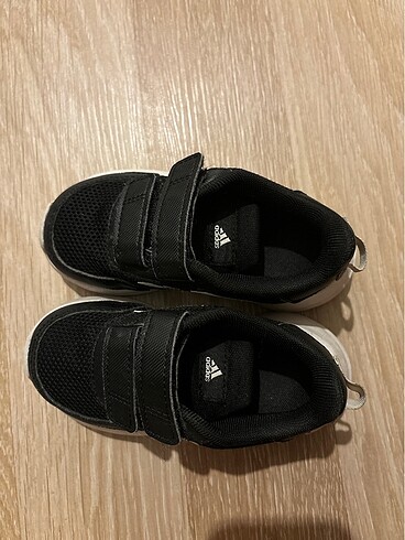 24 Beden siyah Renk Adidas ayakkabı