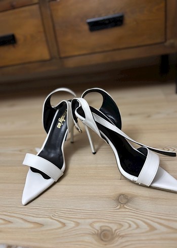 Beyaz Tokalı Stiletto Topuklu Kadın Ayakkabı - Görsel 4