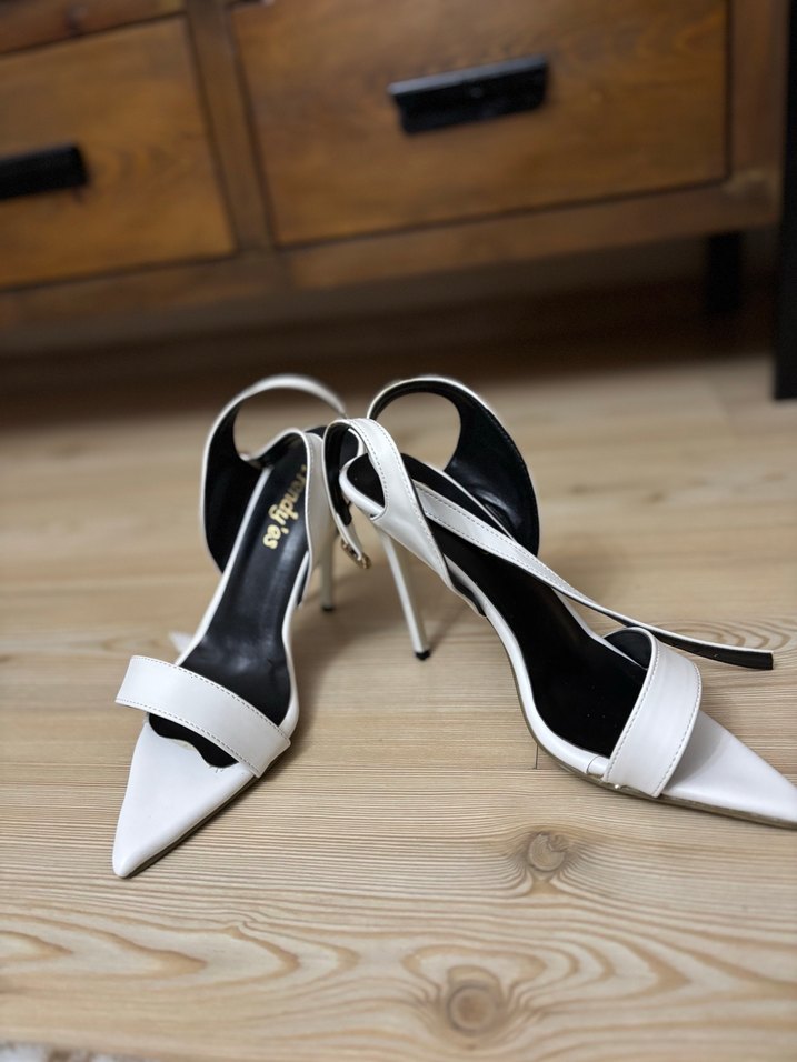 Beyaz Tokalı Stiletto Topuklu Kadın Ayakkabı - Görsel 4