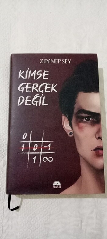 Kimse Gerçek Değil (ciltli)