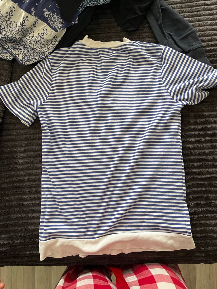 Çizgili V Yakalı Kısa Kollu  Tişört - Görsel 4