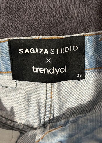 Pul İşlemeli Püsküllü Mini Denim Şort - Görsel 3