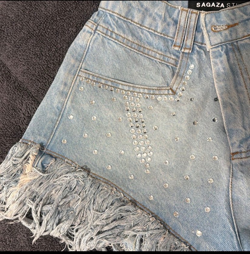 Pul İşlemeli Püsküllü Mini Denim Şort - Görsel 2