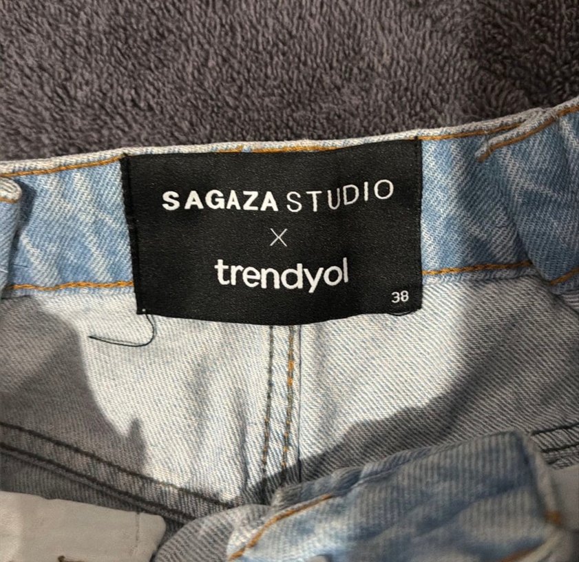 Pul İşlemeli Püsküllü Mini Denim Şort - Görsel 3