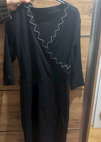 Zincir Detaylı Siyah V Yaka Uzun Kollu Elbise - Görsel 2