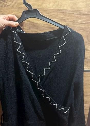 Zincir Detaylı Siyah V Yaka Uzun Kollu Elbise - Görsel 3