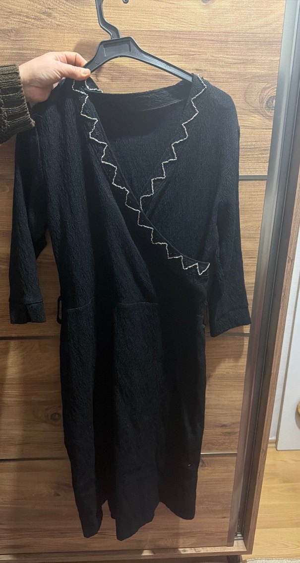 Zincir Detaylı Siyah V Yaka Uzun Kollu Elbise - Görsel 2