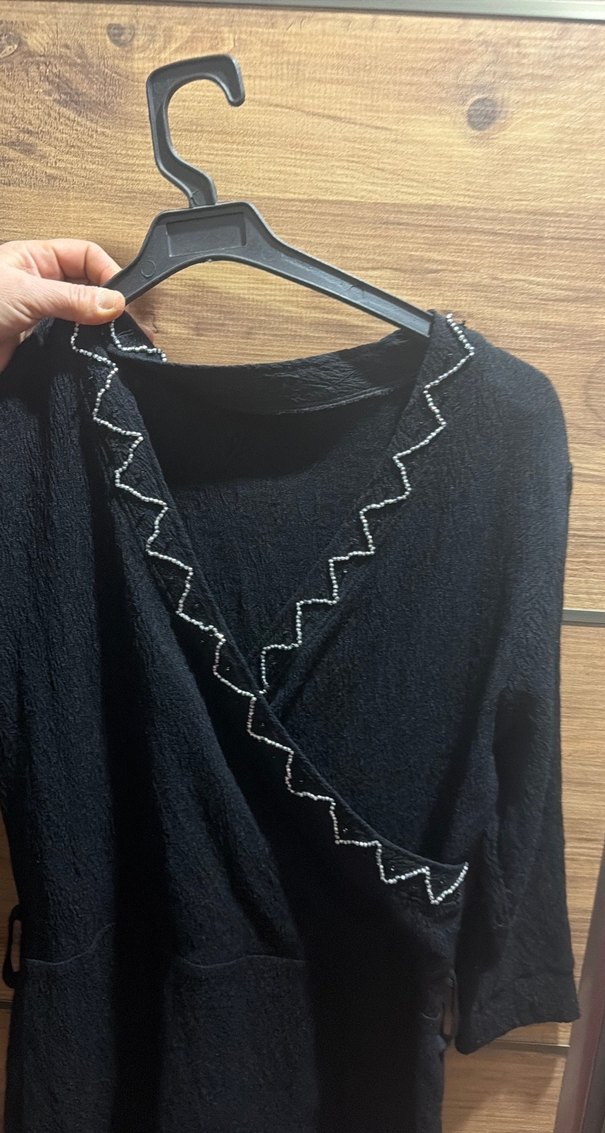 Zincir Detaylı Siyah V Yaka Uzun Kollu Elbise - Görsel 3