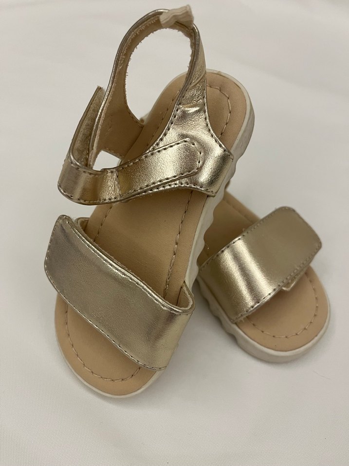 Kız Çocuk Parlak Altın Tokalı Sandalet - Görsel 3