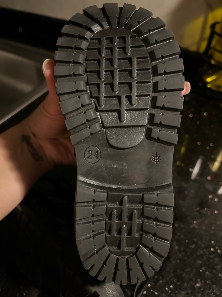 Kız Çocuk Siyah Kürklü Goth Bot - Görsel 3