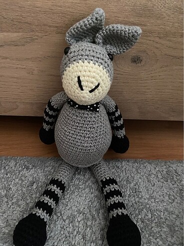 El yapımı amigurumi örgü bebek eşek
