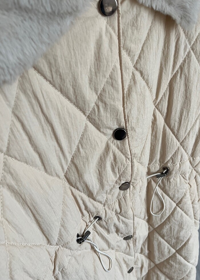 Bej belden ayarlamalı mont - Görsel 3