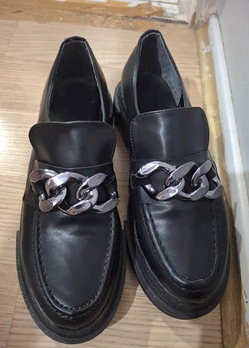 Diğer Zincir Detaylı Siyah Deri Kadın Loafer