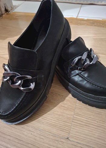 Zincir Detaylı Siyah Deri Kadın Loafer