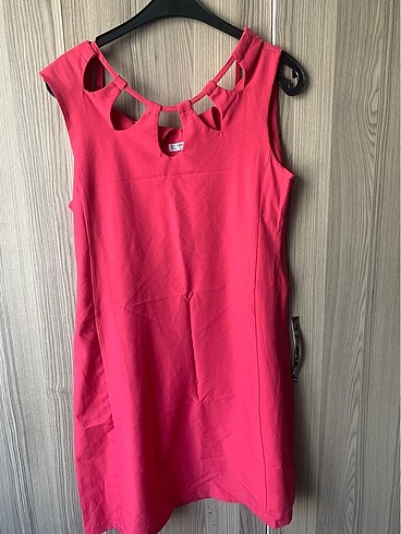 Pembe elbise