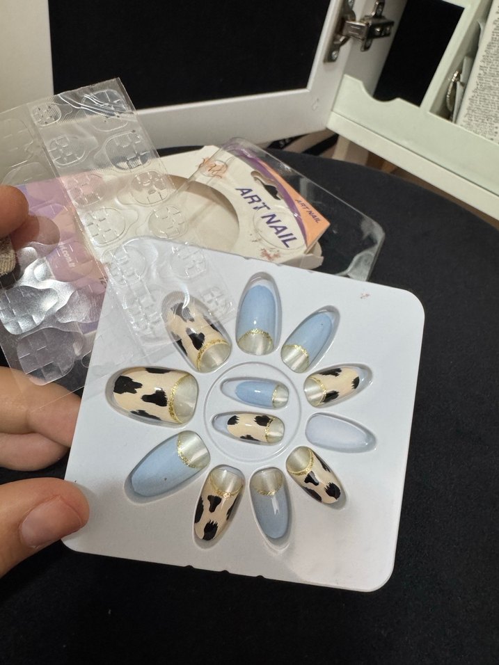 Mavi ve leopar desenli yapay tırnak seti - Görsel 3