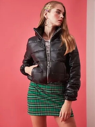 Trendyol siyah parlak crop şişme mont