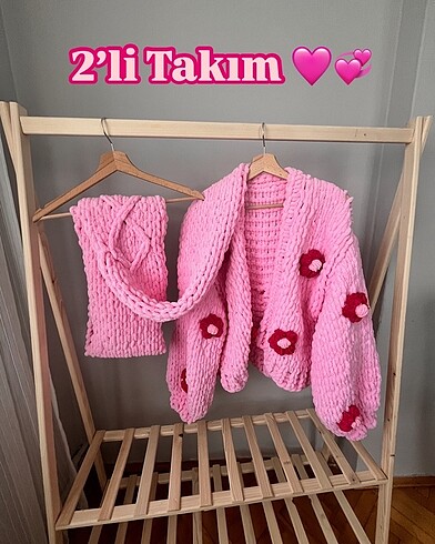 Pembe papatyalı hırka ve atkı