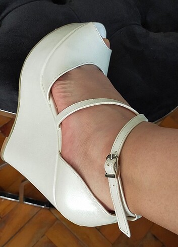 Beyaz dolgu topuklu ayakkabı 