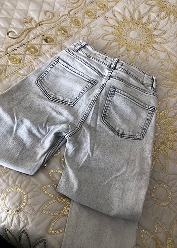 27 Beden Gri beyaz paçaları yırtmaçlı kot pantolon