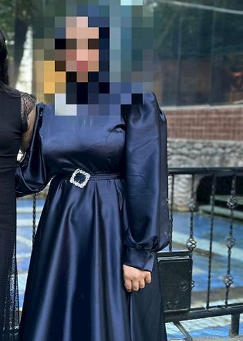 Saten Kumaşlı Lacivert tesettür abiye+ şal ile birliktedir.
