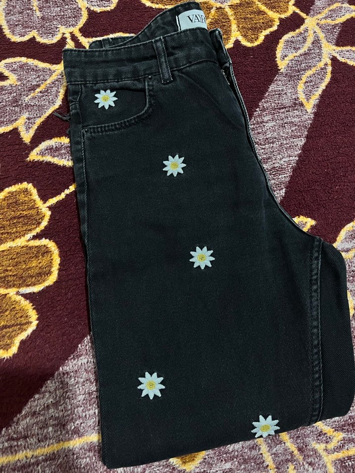 Papatya işlemeli mom jean - Görsel 3