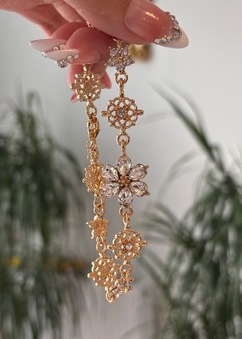 Altın Renkli Pullu Çiçek Desenli El Zinciri - Görsel 2