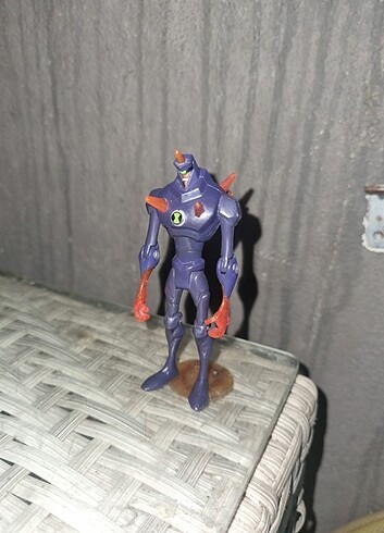 Ben 10 Krom taş figürü 