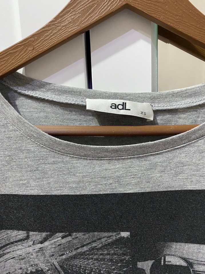 Gri Baskılı Kadın Tişört - Görsel 2