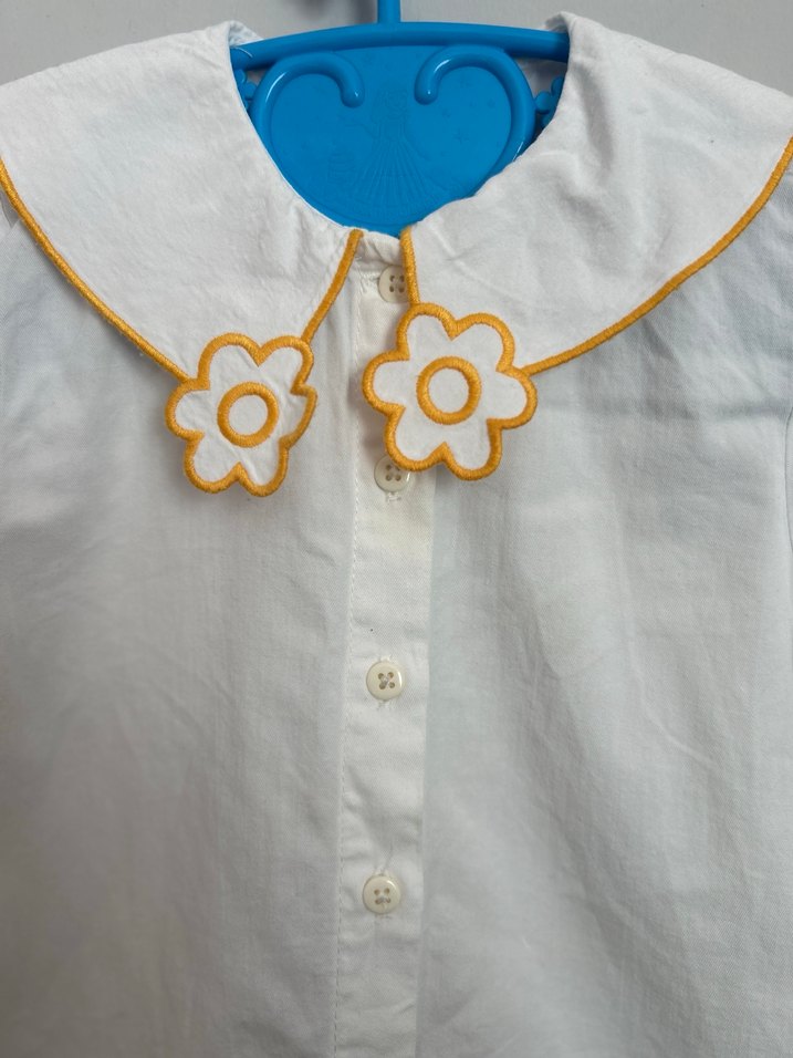 Çiçek Nakışlı Beyaz Pamuklu Kız Gömlek - Görsel 2