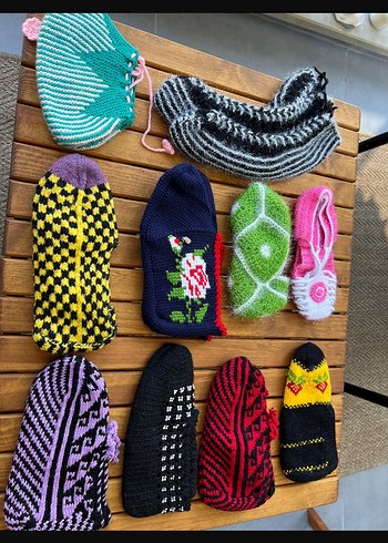 Renkli El Örgüsü Patikler