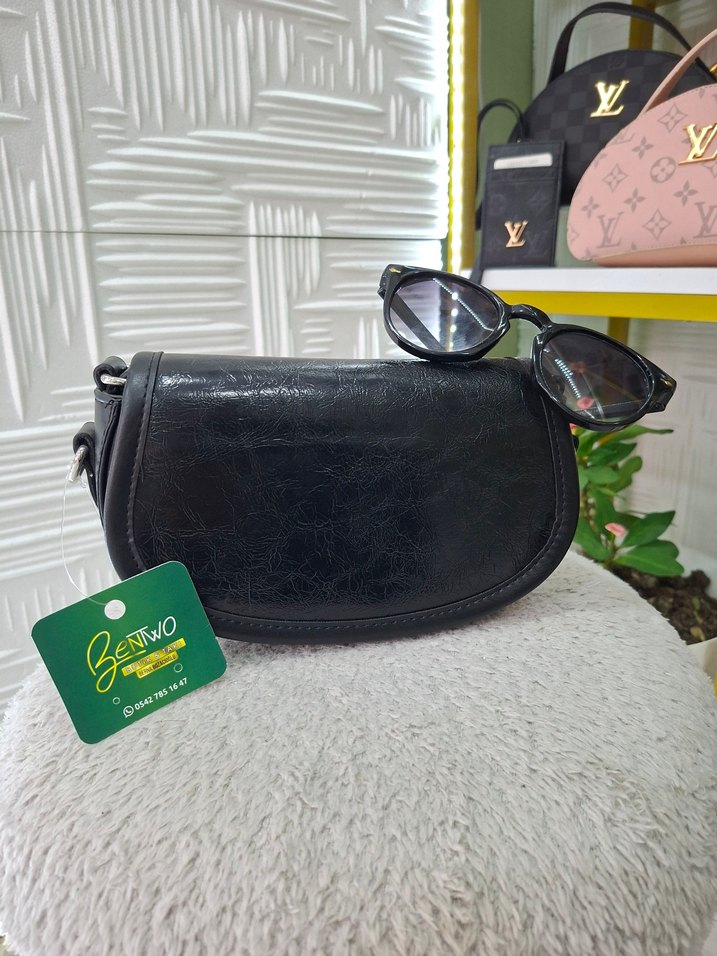 Bordo Deri Tokalı Kadın Çanta gözlük kombini - Görsel 4