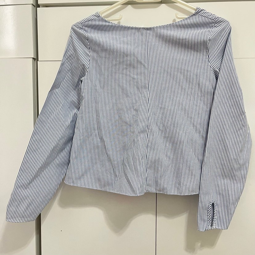 Mavi Çizgili V Yaka Pilili Kadın Gömlek - Görsel 2