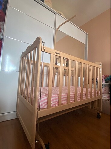 Ahşap bebek karyolası