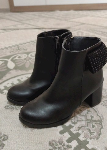 Zara Siyah Deri Tokalı Topuklu Kadın Bot