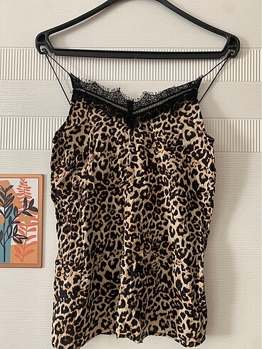 Saten leopar askılı bluz