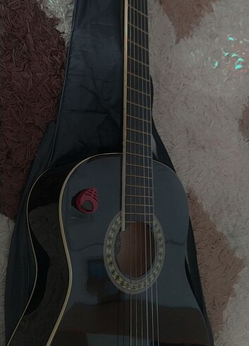 4/4 Klasik gitar + kılıf+ capo+2 adet pena+ pena kutusu + 6adet 