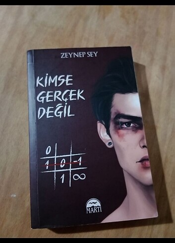 Kimse gerçek değil 