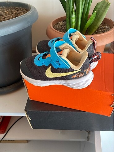 22 Beden siyah Renk Nike sıfır ayakkabı
