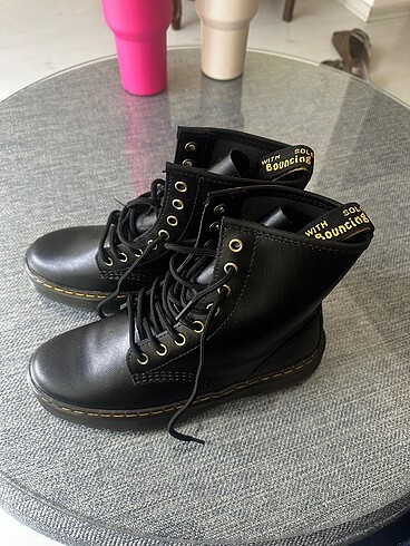 39 Beden Dr. Martens Bot
