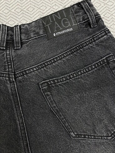 34 Beden siyah Renk Stradivarius jean şort