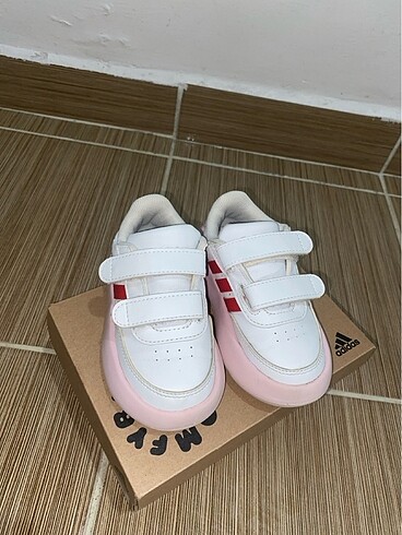 Adidas Kız bebek ayakkabısı