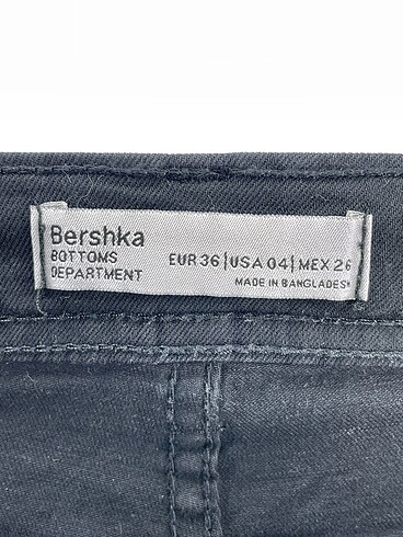 36 Beden siyah Renk Bershka Mini Şort %70 İndirimli.