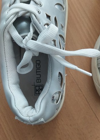 Butigo Kadın Gri Beyaz Dolgu Topuklu Bağcıklı Spor Ayakkabı