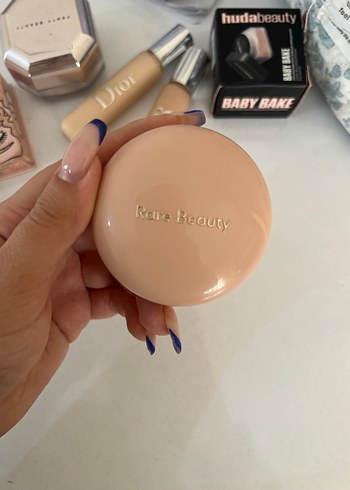 Rare Beauty toz highlighter