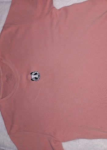 Pembe Sokak Stili Rozetli Tişört