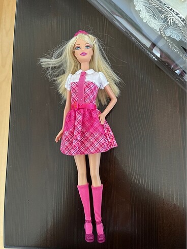 Barbie Prenses okulu bebeği