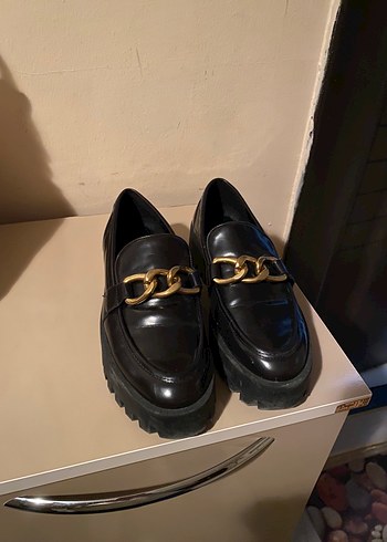 Zincir Detaylı Siyah Deri Kadın Loafer